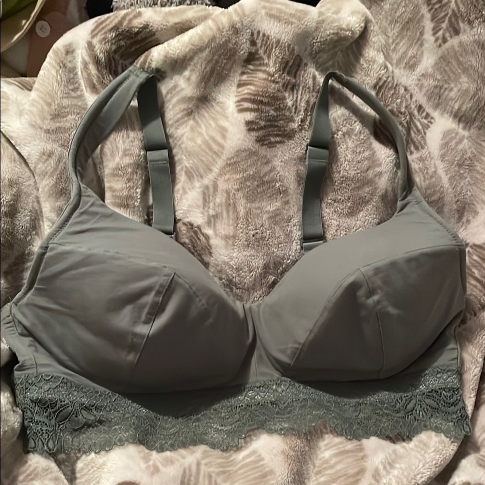 Chic Lace Trim Bra in Emerald Green